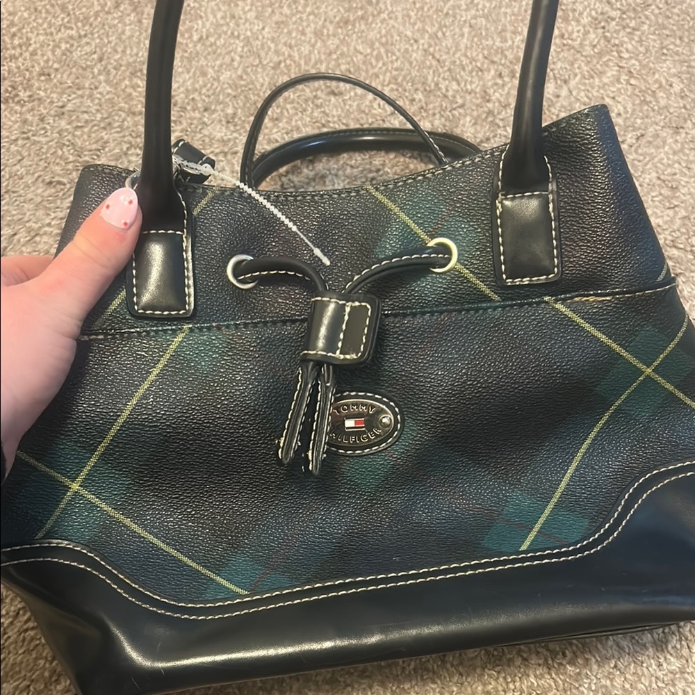 Tommy Hilfiger Black and Green Shoulder Bag with Structured Design
